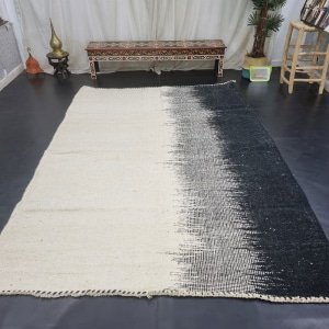 Abstrakter Schwarzer und weißer Kelim-Teppich