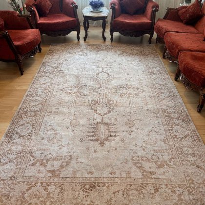 Beigefarbener Teppich im türkischen Kelim-Stil