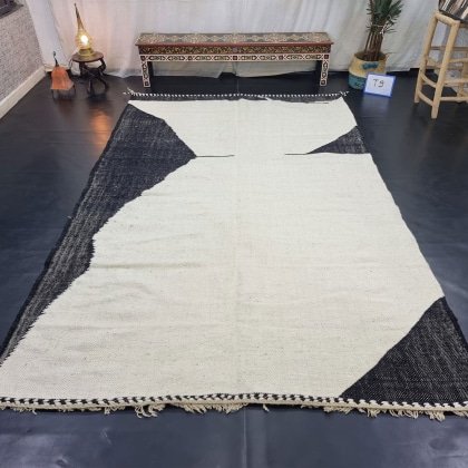 Schwarzer und weißer marokkanischer Kelimteppich