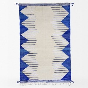 Blauer und weißer Berber-Kelim-Teppich