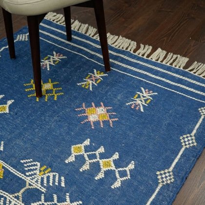 Blauer Kelim Teppich im Aztekenstil