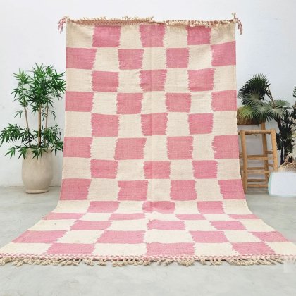 Marokkanischer Kelim-Teppich in Rosa und Weiß kariert
