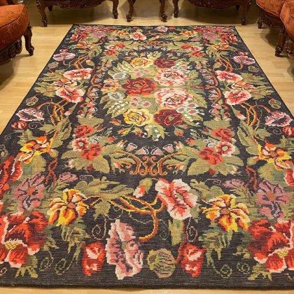 Waschbarer Teppich im floralen Kelim-Stil