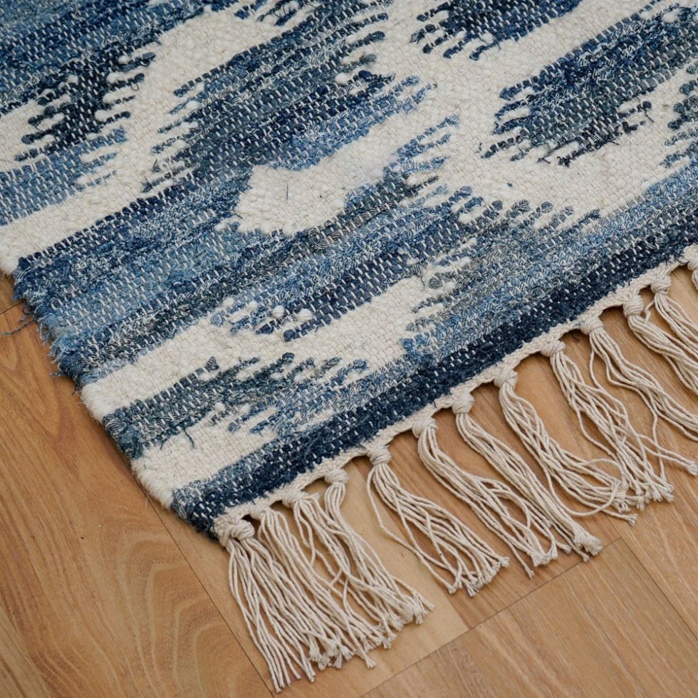 Handgefertigter blauer Kelimteppich mit klassischem Muster