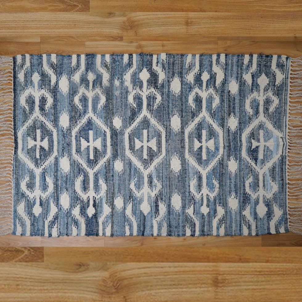Handgefertigter blauer Kelimteppich mit klassischem Muster
