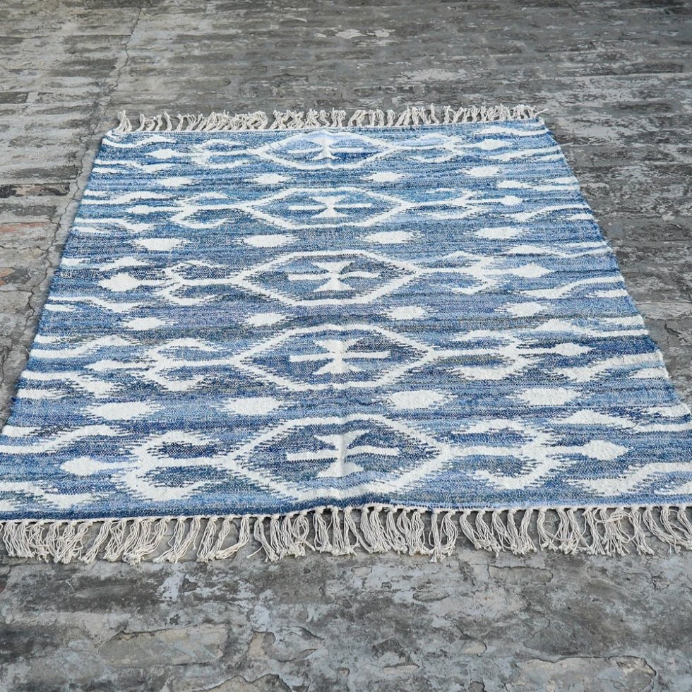 Handgefertigter blauer Kelimteppich mit klassischem Muster