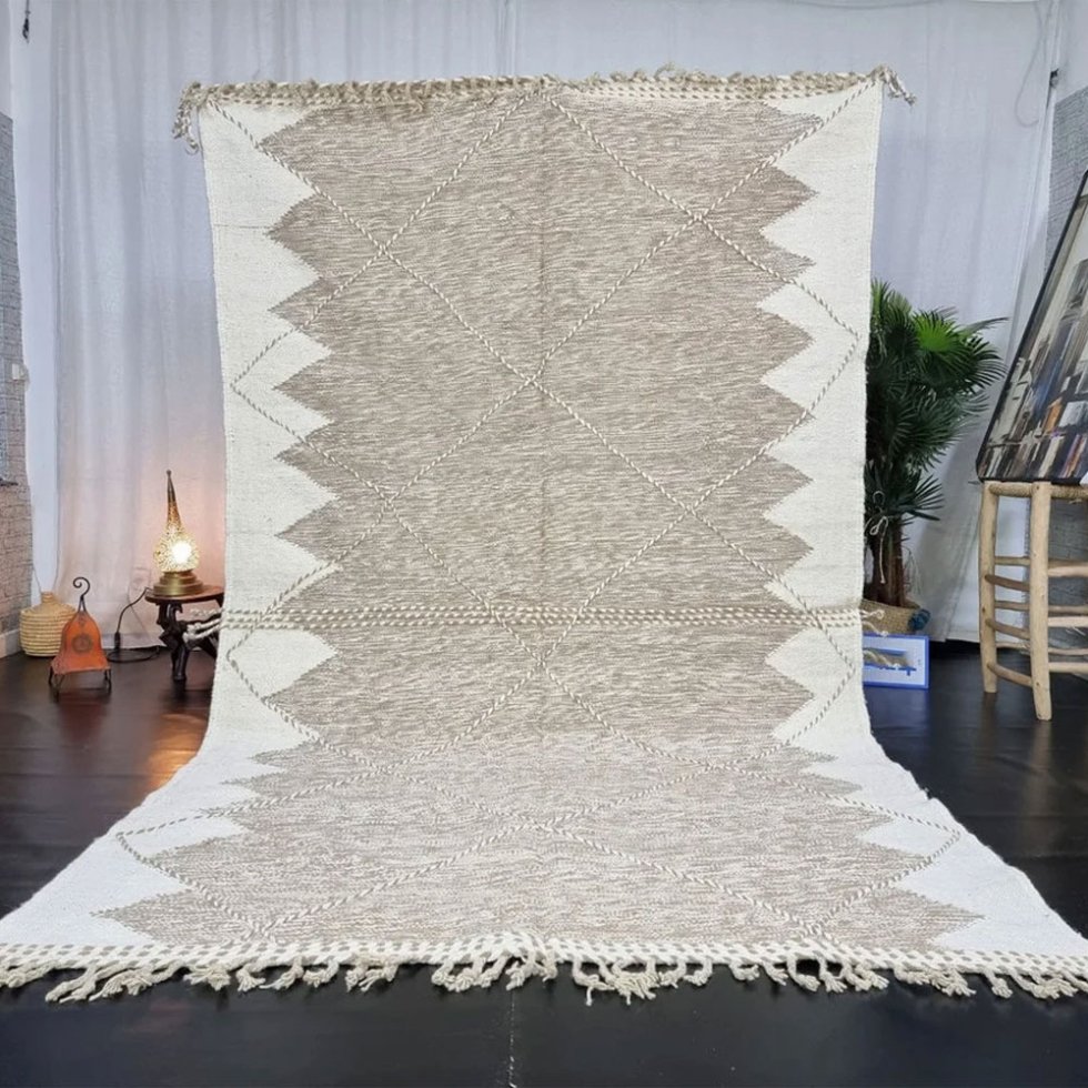 Beigefarbener marokkanischer Kilim-Teppich