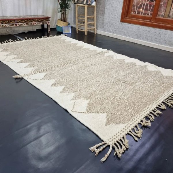 Beigefarbener marokkanischer Kilim-Teppich