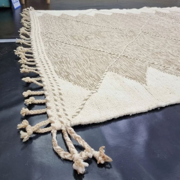 Beigefarbener marokkanischer Kilim-Teppich