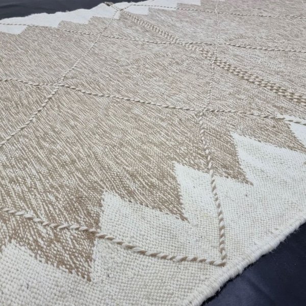 Beigefarbener marokkanischer Kilim-Teppich