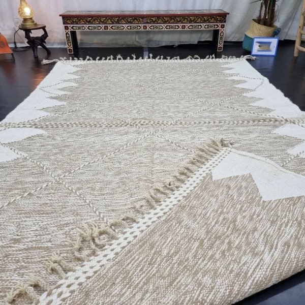 Beigefarbener marokkanischer Kilim-Teppich