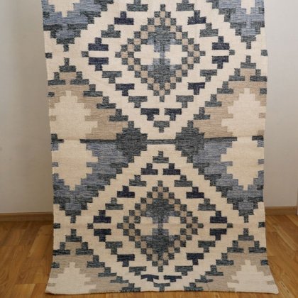 Blauer und beiger Kelimteppich im modernen Stil