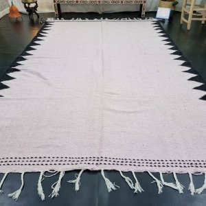 Neutraler marokkanischer Kelimteppich