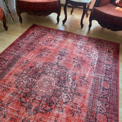 Roter türkischer Kelim im Stil eines waschbaren Teppichs
