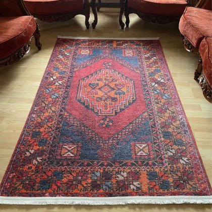 Roter und blauer waschbarer Teppich im orientalischen Kelim-Stil
