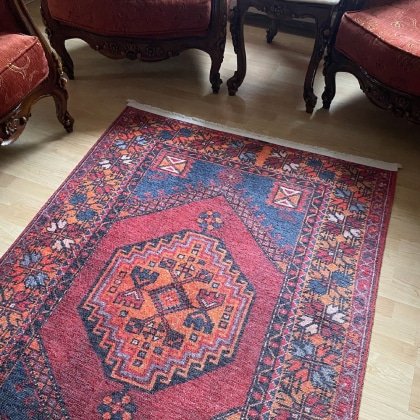 Roter und blauer waschbarer Teppich im orientalischen Kelim-Stil
