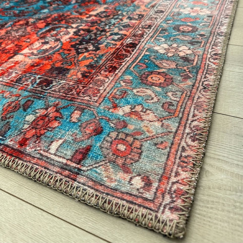 Rot und blau bedruckter Teppich im Vintage-Stil