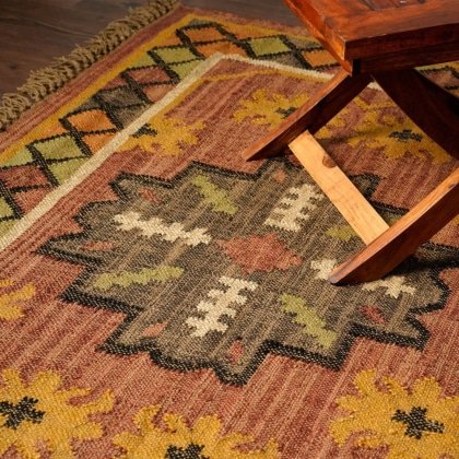 Roter verblasster Kelimteppich im Navajo-Stil
