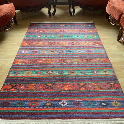 Gestreifter bedruckter Teppich im afghanischen Stil