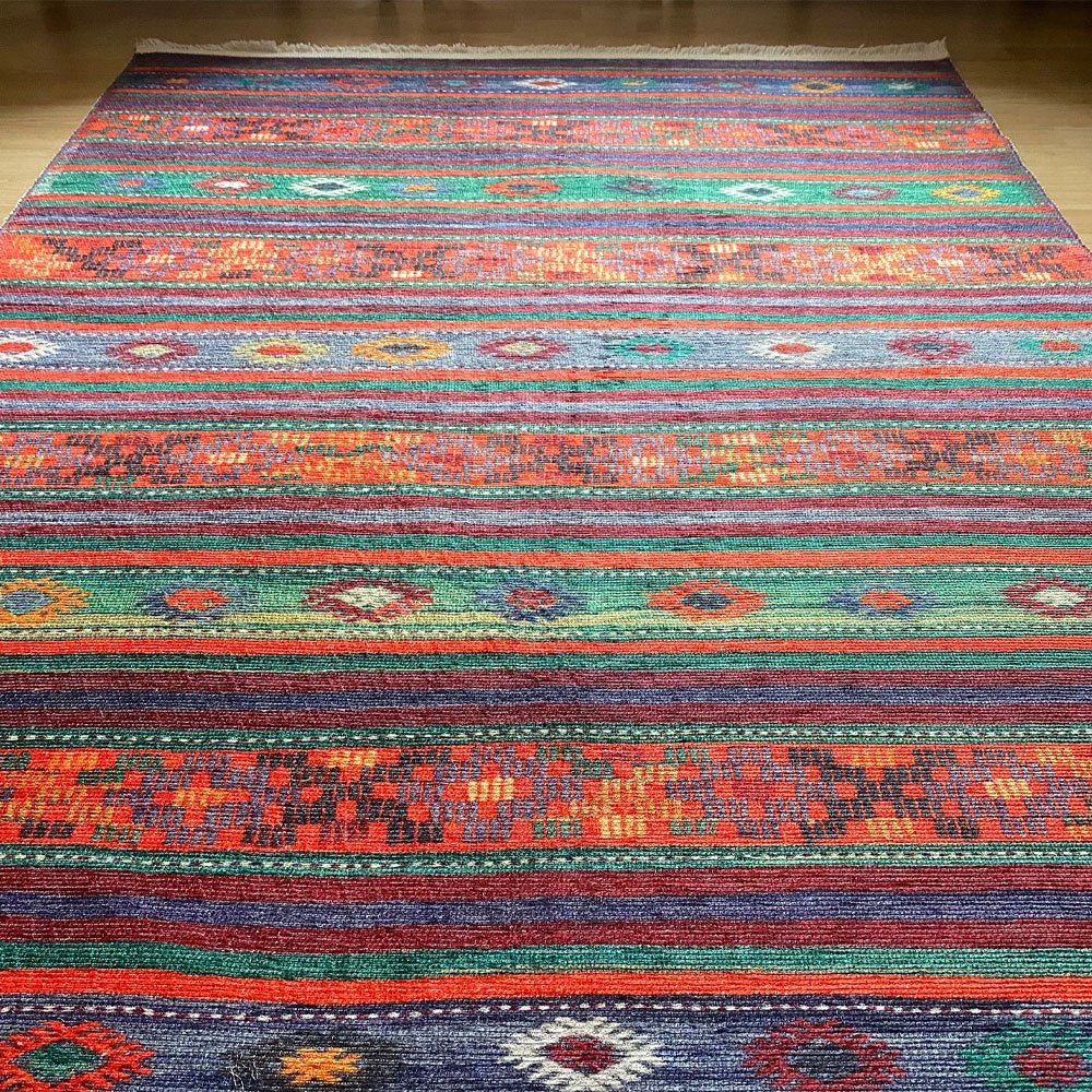 Gestreifter bedruckter Teppich im afghanischen Stil Gestreifter bedruckter Teppich im afghanischen Stil