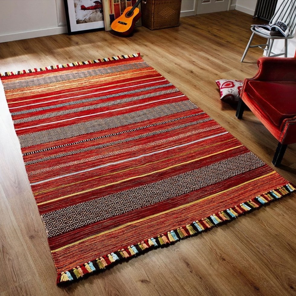 Rot gestreifter Kelimteppich im Vintage-Stil