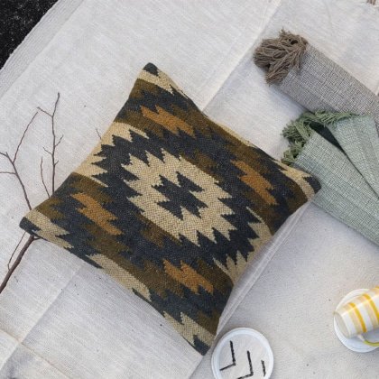 Tribal-Kilim-Kissen
