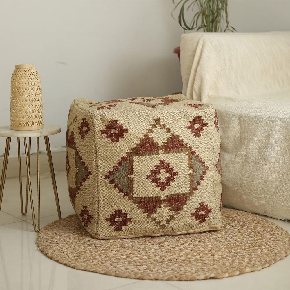 Beigefarbener Kilim Pouf mit Rautenmuster Beigefarbener Kilim Pouf mit Rautenmuster