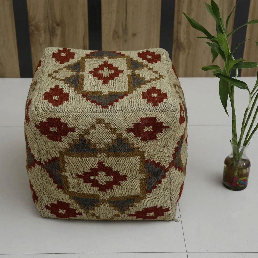 Beigefarbener Kilim Pouf mit Rautenmuster Beigefarbener Kilim Pouf mit Rautenmuster