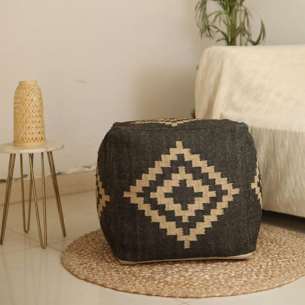 Kilim Pouf mit schwarzem Rautenmuster