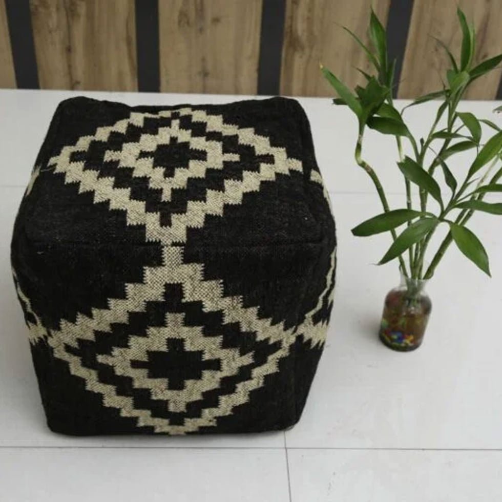 Kilim Pouf mit schwarzem Rautenmuster