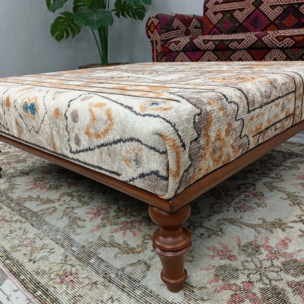 Beige Türkischer Kelim Ottomane Couchtisch