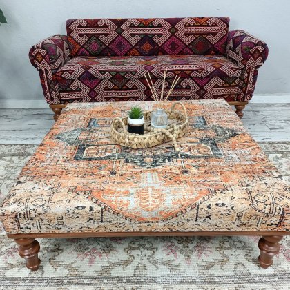 Beige und orangefarbener türkischer Kelim-Ottoman Couchtisch