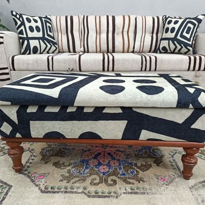 Schwarzer und weißer türkischer Kelim-Ottoman Couchtisch mit Ablage