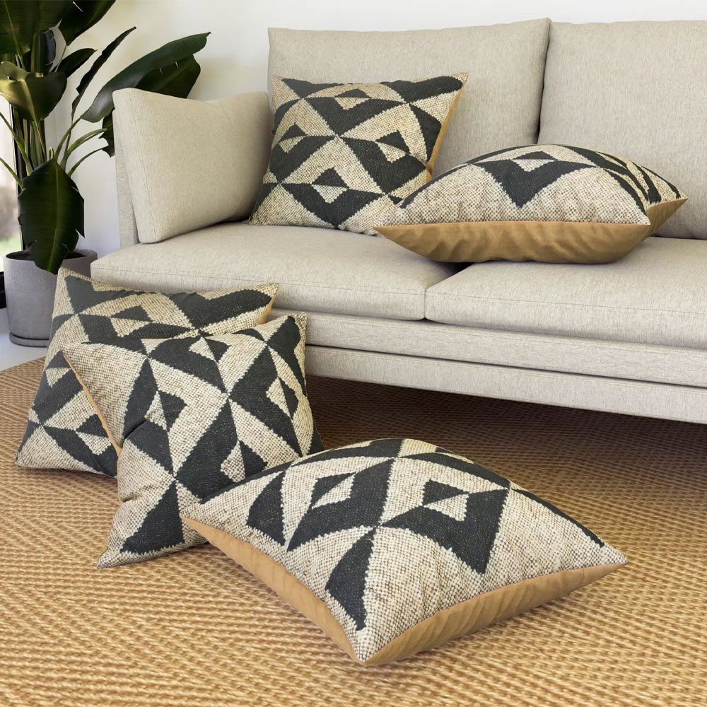 Schwarz-weiße Kelim-Kissen Schwarz-weiße Kelim-Kissen