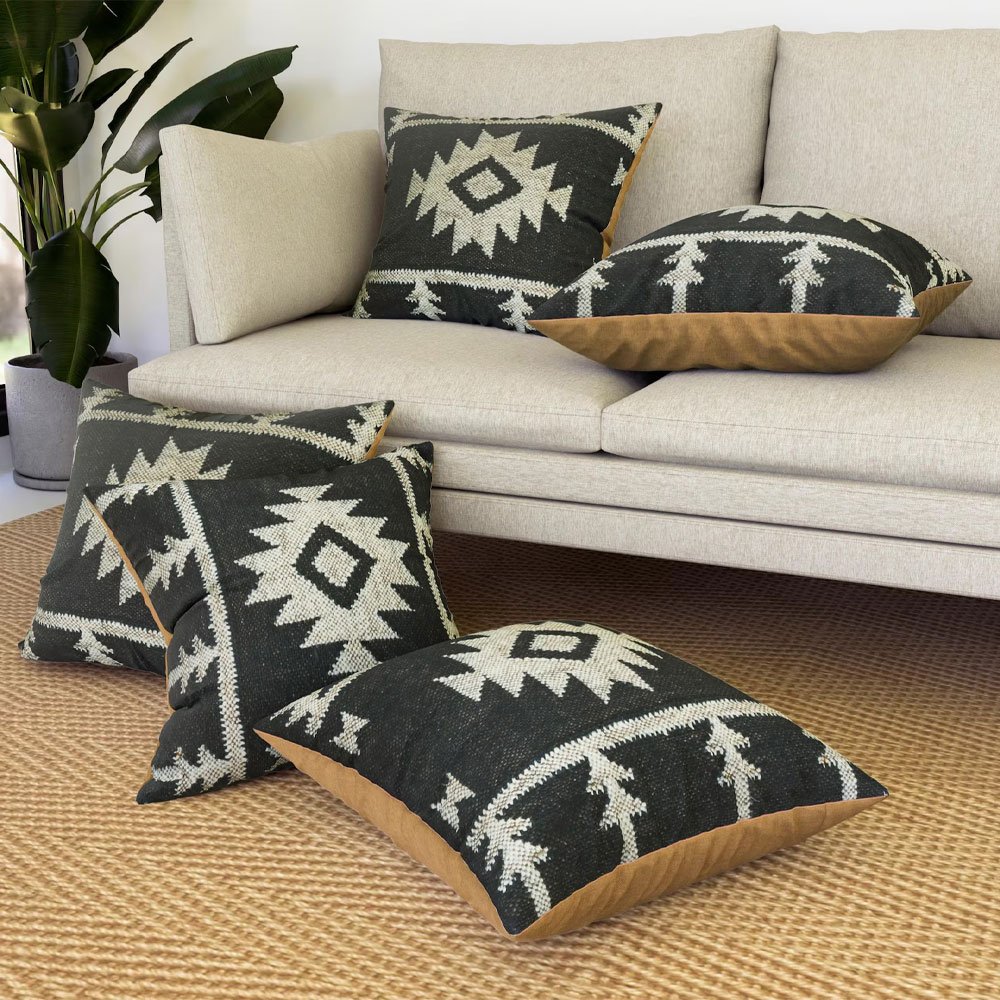 Schwarz verzierte Kelim-Kissen Schwarz verzierte Kelim-Kissen