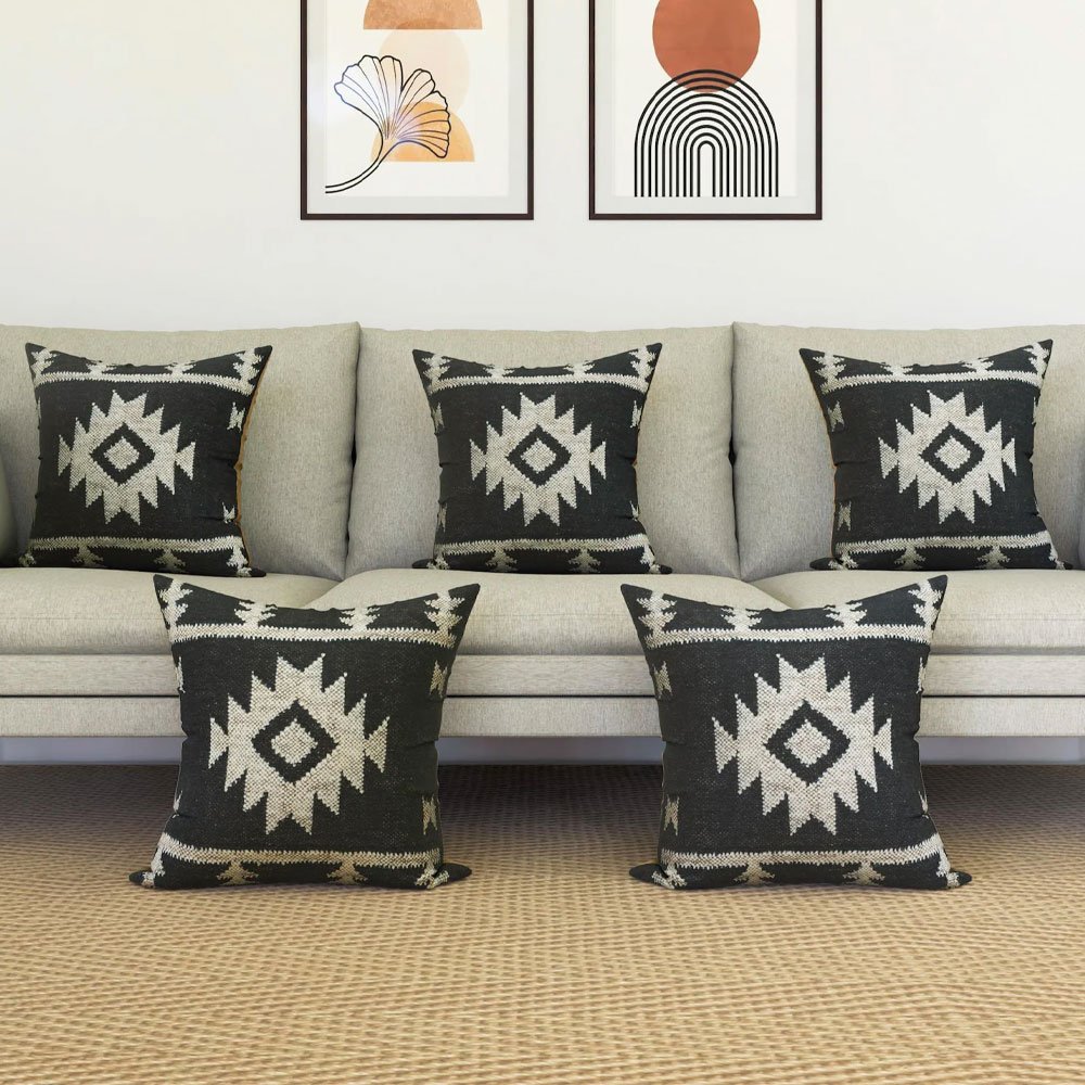 Schwarz verzierte Kelim-Kissen Schwarz verzierte Kelim-Kissen