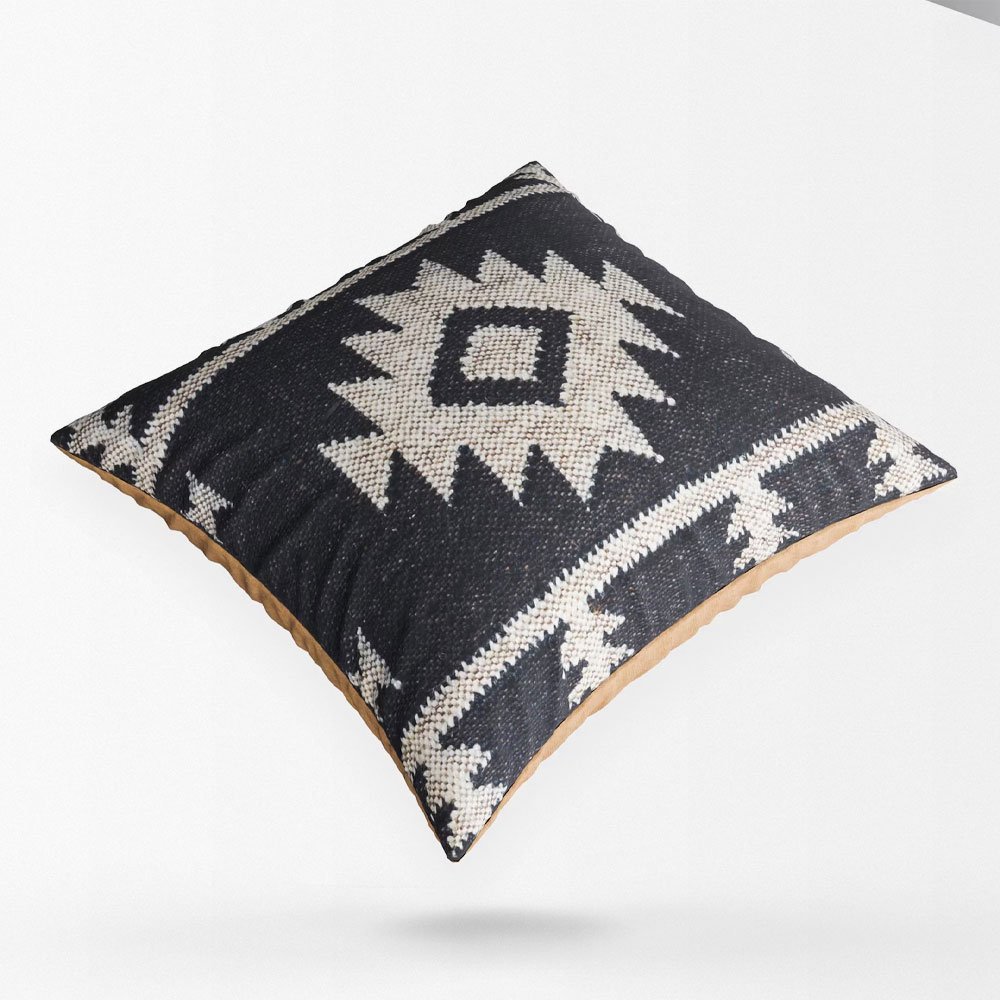 Schwarz verzierte Kelim-Kissen Schwarz verzierte Kelim-Kissen