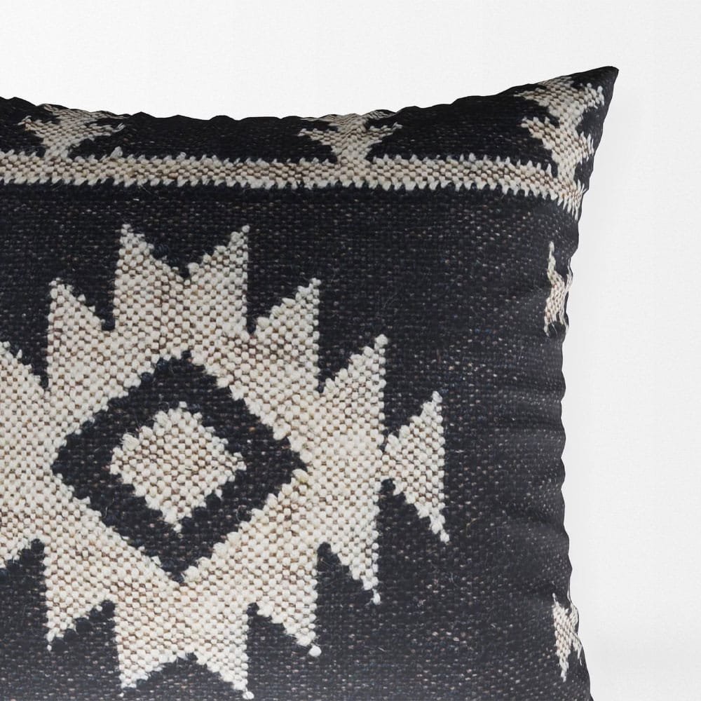 Schwarz verzierte Kelim-Kissen Schwarz verzierte Kelim-Kissen