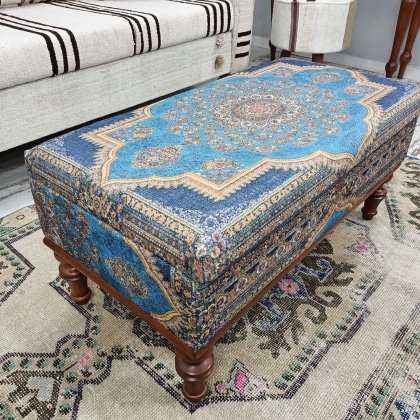 Blauer türkischer Kelim-Ottoman Couchtisch mit Ablage