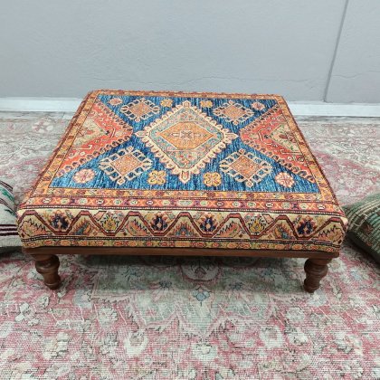 Blauer und beiger türkischer Kelim-Ottoman Couchtisch