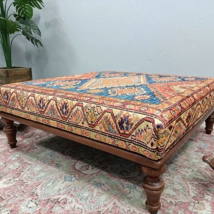 Blauer und beiger türkischer Kelim-Ottoman Couchtisch