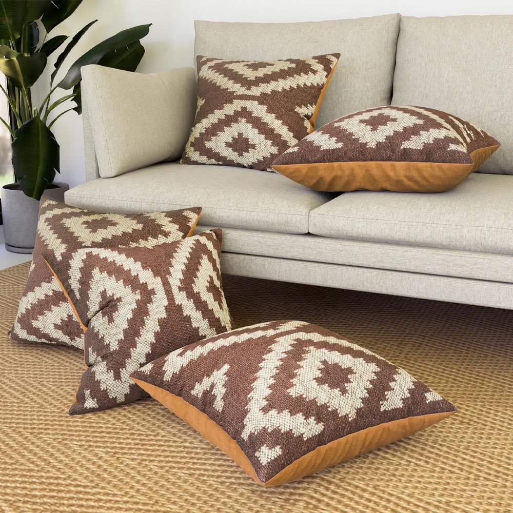 Braune Kelim-Kissen mit Diamanten Braune Kelim-Kissen mit Diamanten