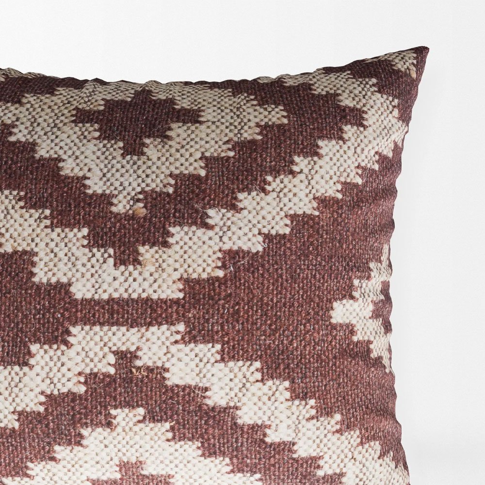 Braune Kelim-Kissen mit Diamanten Braune Kelim-Kissen mit Diamanten