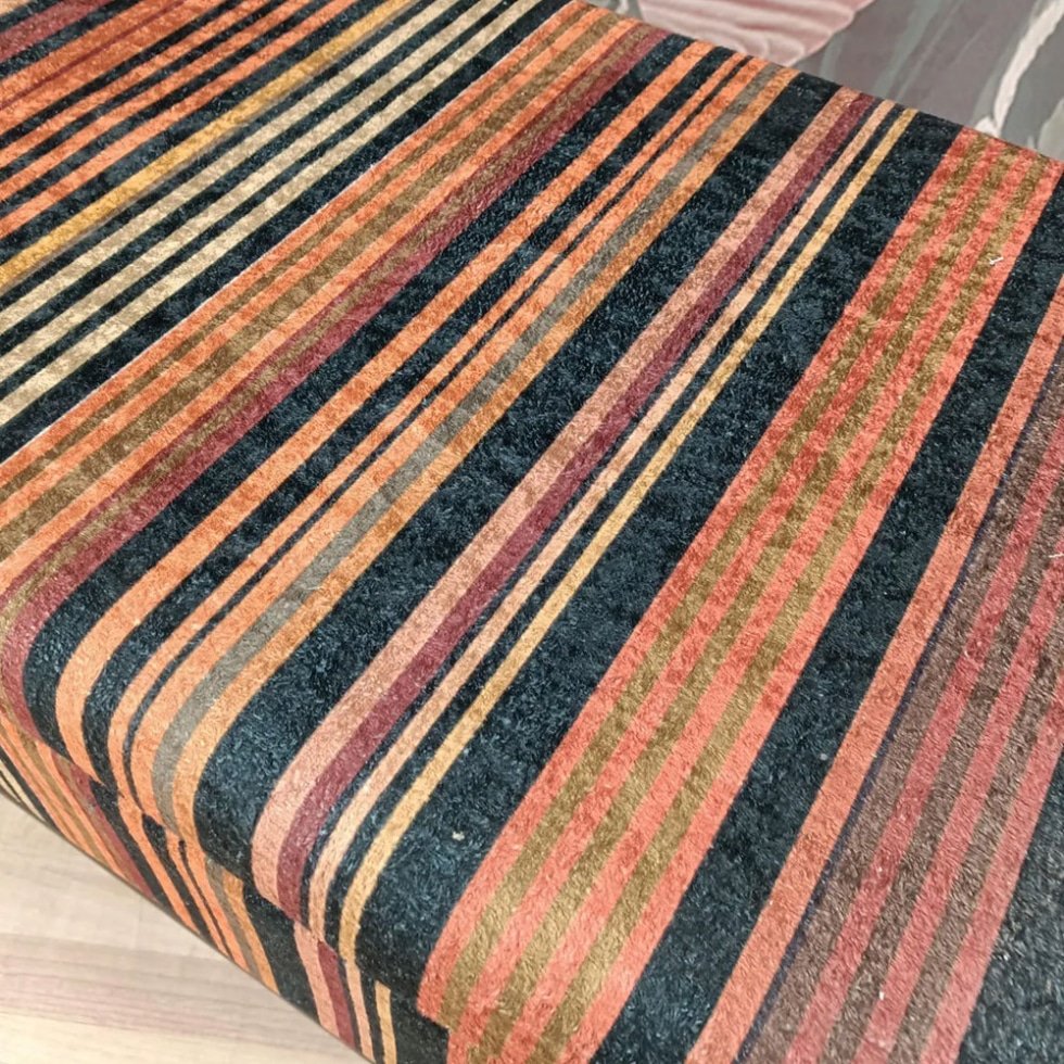 Gestreifter türkischer Kelim-Ottoman Couchtisch mit Ablage