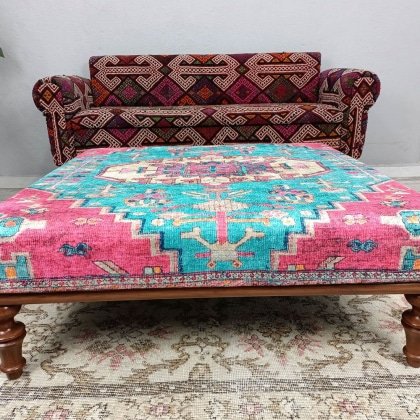 Türkischer Kelim-Ottoman Couchtisch in Petrol und Rosa